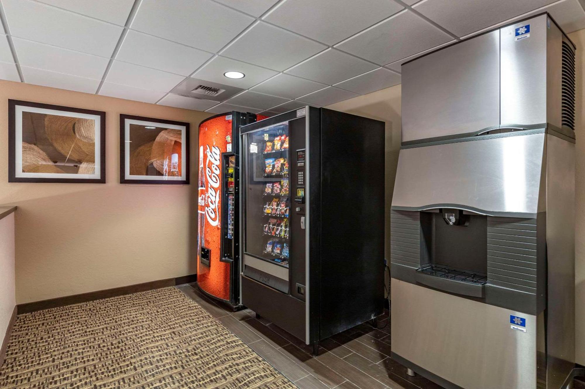 Comfort Inn & Suites Gateway To Glacier National Park Shelby Ngoại thất bức ảnh