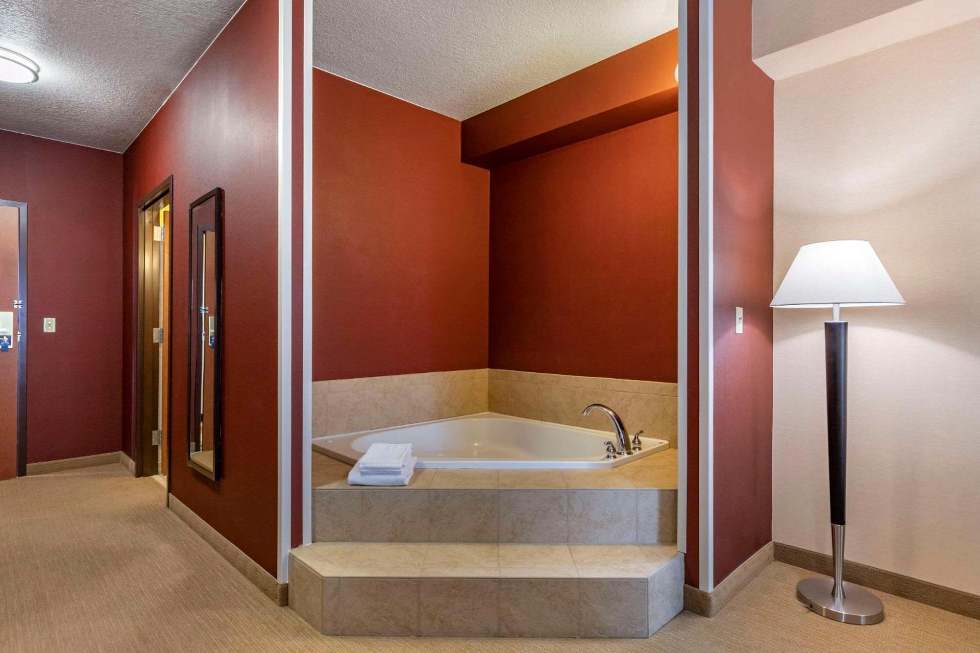 Comfort Inn & Suites Gateway To Glacier National Park Shelby Ngoại thất bức ảnh
