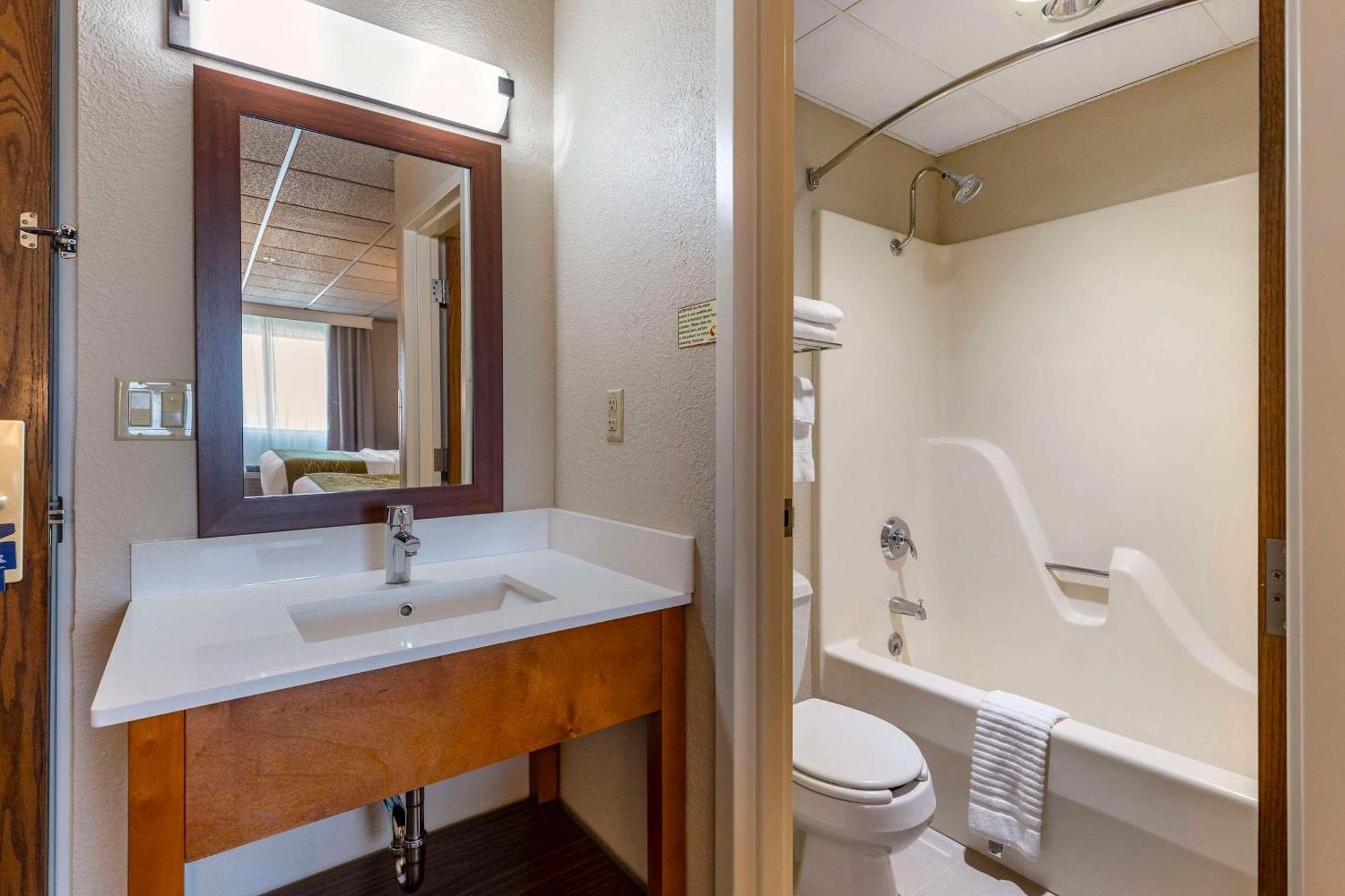 Comfort Inn & Suites Gateway To Glacier National Park Shelby Ngoại thất bức ảnh
